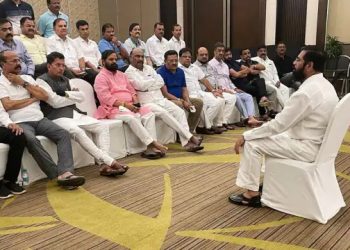 মহাৰাষ্ট্ৰৰ সিন্দে বাহিনীৰ বিদ্ৰোহৰ আঁৰত কোটিটকীয়া খেল; চাৰ্টাৰ্ড বিমানতে খৰচ ৫০ লাখ!