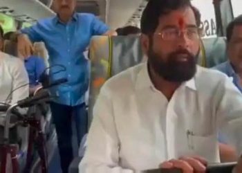 Shivsena rebel group leave Guwahati: নিজম পৰিল গুৱাহাটী! অৱশেষত হোটেল ৰেডিছন ব্লু এৰি গোৱালৈ ৰাওনা একনাথ সিন্দে বাহিনীৰ