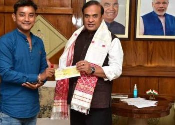 CM relief fund: মানৱতাৰ নিদৰ্শন! টীয়কৰ যুৱ কৃষক ভাস্কৰ হাজৰিকাই মুখ্যমন্ত্ৰী সাহায্য পুঁজিলৈ আগবঢ়ালে ৫১০০০ টকা