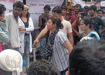 Street play গুৱাহাটীৰ ৰাজপথত ড্ৰাগছ গ্ৰহণকাৰী আৰু লেডী ড্ৰাগছ পেডলাৰৰ সন্ত্ৰাস!