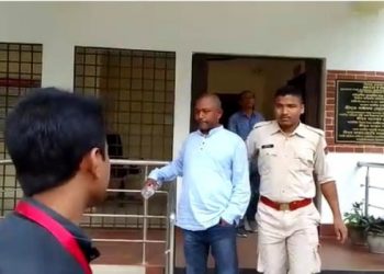 Congress leader arrested মাৰ্ঘেৰিটা মহকুমাৰ মহকুমাধিপতি ঘোচ দিবলৈ গৈ আটক কংগ্ৰেছৰ নেতা