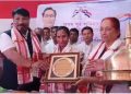 ঢোলৰ ৰাণী পূণ্য প্ৰভা দত্ত তামুলীক কলাগুৰু বঁটা প্ৰদান কৰিলে অসম যুৱ পৰিষদে