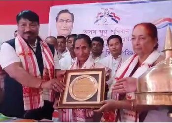 ঢোলৰ ৰাণী পূণ্য প্ৰভা দত্ত তামুলীক কলাগুৰু বঁটা প্ৰদান কৰিলে অসম যুৱ পৰিষদে