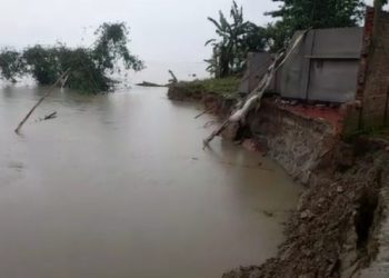চতিয়াৰ ভোজমাৰীত ব্ৰহ্মপুত্ৰ নদৰ তীব্ৰ খহনীয়াত জাহ গ’ল মছজিদ, কবৰস্থান