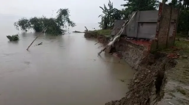 চতিয়াৰ ভোজমাৰীত ব্ৰহ্মপুত্ৰ নদৰ তীব্ৰ খহনীয়াত জাহ গ’ল মছজিদ, কবৰস্থান