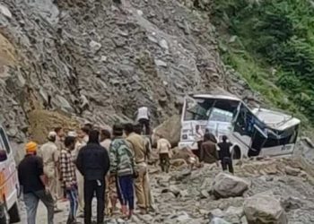 উত্তৰাখণ্ডত তীৰ্থযাত্ৰী কঢ়িয়াই নিয়া বাছ গভীৰ খাৱৈত পৰি ২৫ জন তীৰ্থযাত্ৰীৰ মৃত্যু