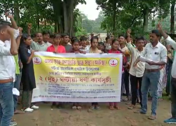 যোৰহাটৰ গটঙা চাহ বাগিচাত বিভিন্ন দাবীত চাহ শ্ৰমিকৰ প্ৰতিবাদ