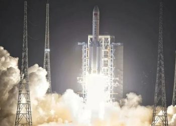China Rocket: চীনা ৰকেটৰ অনিয়ন্ত্ৰিত ধ্বংসাৱশেষ পৃথিৱীত পৰাকলৈ উদ্বেগ; ভাৰততো পৰাৰ সম্ভৱনা!