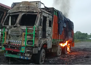 শ্ৰীৰামপুৰত দুৰ্বৃত্তই জ্বলাই দিলে আৰক্ষীয়ে জব্দ কৰা গাঞ্জা সৰবৰাহ কৰা ট্ৰাক