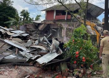 ডিব্ৰুগড়ৰ বৈদুল্লা খানৰ বাসগৃহত জিলা প্ৰশাসনে চলালে উচ্ছেদ অভিযান