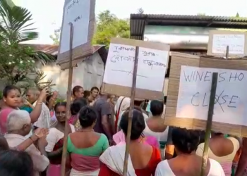 Protest against opening wine shop: বিলাতী সুৰাৰ দোকান খোলাক লৈ উত্তপ্ত পৰিস্থিতি; ধনুভাঙাৰ দুৰামাৰীত ৰাইজৰ প্ৰতিবাদ