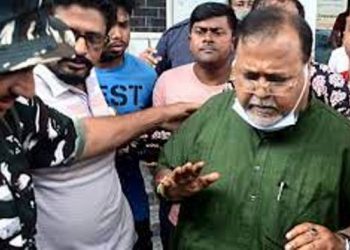 ’এয়া মোৰ বিৰুদ্ধে ষড়যন্ত্ৰ ‘, চিকিৎসালয়ৰ পৰা ওলাই সাংবাদিকক ক’লে বংগৰ অপসাৰিত মন্ত্ৰী পাৰ্থ চেটাৰ্জীয়ে