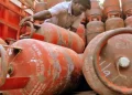 Assam may face LPG shortage: ৰন্ধন গেছৰ নাটনি! এল পি জি পৰিবহন সংস্থাৰ ধৰ্মঘটৰ ফলত আৱদ্ধ চিলিণ্ডাৰ কঢ়িওৱা বাহন