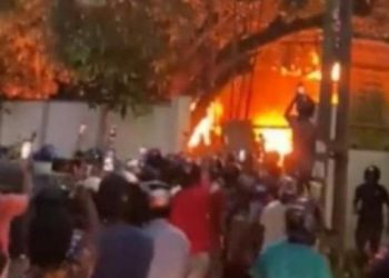 Sri Lanka protests: প্ৰতিবাদকাৰীয়ে জ্বলাই দিলে শ্ৰীলংকাৰ সদ্য পদত্যাগী প্ৰধানমন্ত্ৰী বিক্ৰমসিংহেৰ বাসভৱন