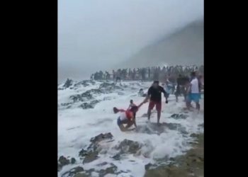 ওমানত সাগৰৰ বিশাল ঢৌত উটি গ’ল মহাৰাষ্ট্ৰৰ এটা পৰিয়ালৰ তিনি সদস্য