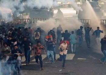 Sri Lanka declares emergency অৰাজকতাৰ দেশত পৰিণত হোৱা শ্ৰীলংকাত জৰুৰীকালীন অৱস্থা ঘোষণা