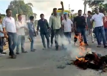 সতীৰ্থক গ্ৰেপ্তাৰঃ ঐতিহাসিক ৰংঘৰৰ সন্মুখত প্ৰতিবাদ বীৰ লাচিত সেনাৰ
