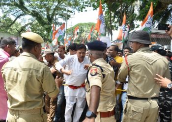 Congress protests আকাশলংঘী মূল্যবৃদ্ধি, নিবনুৱা সমস্যা ,খাদ্য সামগ্ৰীত জি এছ টিৰ বোজা জাপি দিয়াৰ বিৰুদ্ধে কংগ্ৰেছৰ ৰাজভৱন ঘেৰাও