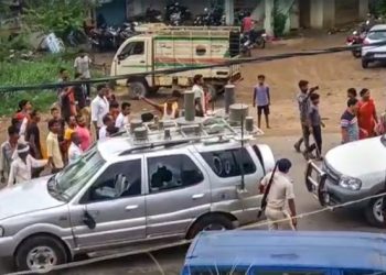 বিহাৰৰ মুখ্যমন্ত্ৰী নীতিশ কুমাৰৰ কনভয়ত আক্ৰমণ; শিলগুটি নিক্ষেপ, লাঠিৰে কোবাই ভাঙিলে গাড়ী