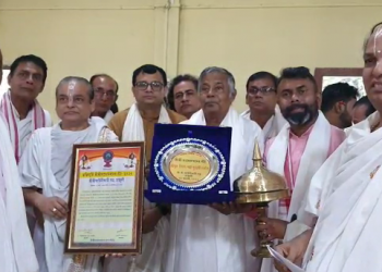 ১৮ হাজাৰ সংস্কৃত শ্লোক অসমীয়া গদ্য সাহিত্যলৈ অনুবাদ কৰা বিনন্দ শৰ্মা পুজাৰীক দামোদৰ দেৱ বঁটা প্ৰদান