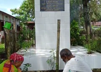 শ্বহীদ পুত্ৰৰ স্মৃতি বুকুঁত সাৱটি স্বাধীনতা দিৱস উদযাপনৰ প্ৰস্তুতি এহাল বৃদ্ধ দম্পতিৰ