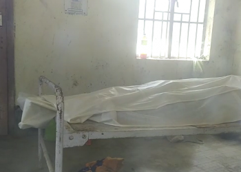হৃদয় বিদাৰক! দুই পুত্ৰক খুৱালে কীটনাশক দ্ৰব্য; নিজেও সেৱন কৰি আত্মহত্যা পিতৃৰ