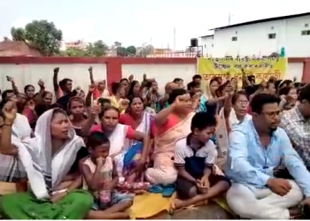 উচ্ছেদৰ জাননী! শিৱসাগৰ ৰে’ল ষ্টেচন চৌহদত ৭০ টাৰো অধিক পৰিয়ালৰ প্ৰতিবাদ সাৱ্যস্ত