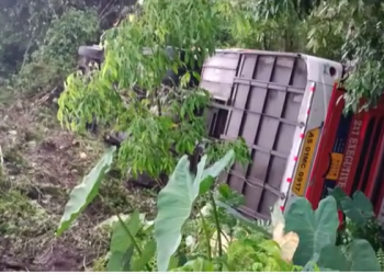 শিৱসাগৰত ৰাষ্ট্ৰীয় ঘাইপথত দ’ খাৱৈত বাগৰি দুৰ্ঘটনাগ্ৰস্ত নৈশ বাছ; আহত কেইবাজনো যাত্ৰী