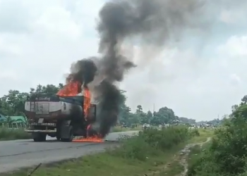 টীয়কৰ ৩৭নং ৰাষ্ট্ৰীয় ঘাই পথৰ ওপৰত দাউ দাউকৈ জ্বলিল টেংকাৰ