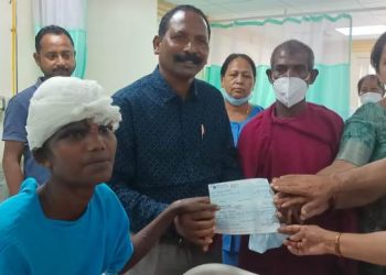 Maina nayak মইনা নায়কক মন্ত্ৰী সঞ্জয় কিষাণে প্রদান কৰিলে ১৩ লাখ ৪১হাজাৰ ৪৯৮ টকাৰ চেক