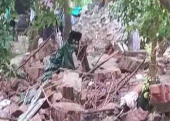 প্ৰকৃতিৰ তাণ্ডৱ! ধাৰাসাৰ বৰষুণৰ ফলত ছাদ আৰু দেৱাল খহি পৰি কমেও ১২ জন লোকৰ মৃত্যু