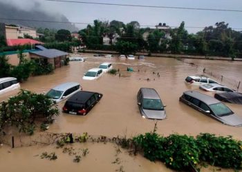 বানবিধ্বস্ত বেংগালুৰু, ১০ কোটিৰ ভিলাৰ ভিতৰতো পানী! হোটেলৰ ভাড়া ৪০ হাজাৰ টকালৈ বৃদ্ধি
