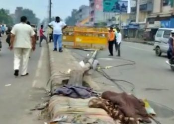 নিশা ডিভাইডাৰত শুই থকা শ্ৰমিকক মহতিয়ালে ট্ৰাকে; ৪ জন নিহত