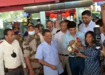 গুজৰাটত হাৰাশাস্তিৰ সন্মুখীন কেজৰিৱাল! বদোদৰা বিমানবন্দৰত বিজেপি কৰ্মীৰ গালি-গালাজ