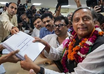 কংগ্ৰেছৰ সভাপতি নিৰ্বাচনঃ কেৰালাৰ সাংসদ শশী থাৰুৰে দাখিল কৰিলে  মনোনয়ন