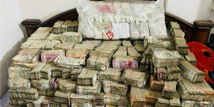Rs 7 crore seized in ED raid on KolkatA