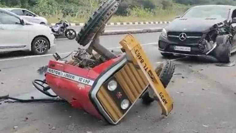 Tractor Mercedes accident