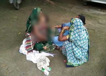 মর্মান্তিক! পত্নীৰ উপবাস ভঙাত ব্যস্ত চিকিৎসক; চিকিৎসা অবিহনে মাতৃৰ কোলাতেই মৃত্যুক সাৱটিলে ৫ বছৰীয়া শিশুৱে