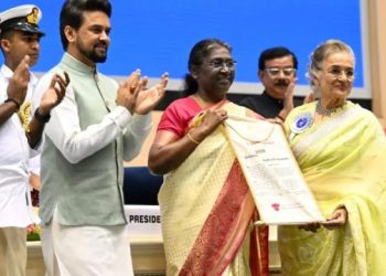অভিনেত্ৰী আশা পাৰেখক দাদা চাহেব ফালকে বঁটা প্ৰদান কৰিলে ৰাষ্ট্ৰপতিয়ে