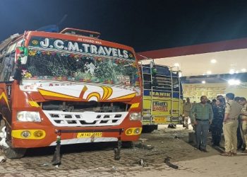 কেন্দ্ৰীয় গৃহমন্ত্ৰী অমিত শ্বাহৰ ভ্ৰমণৰ পূৰ্বে কাশ্মীৰত দুখনকৈ যাত্ৰীবাহী বাছত বোমা বিস্ফোৰণ
