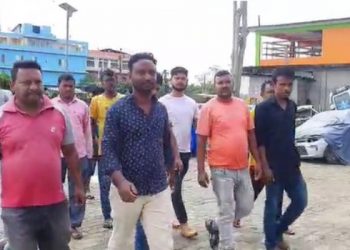 টীয়কত সোপাধৰাৰ আতংকঃ পুৱাই ফেৰীৱালাক ধৰি হাৰাশাস্তি , কোনোমতে প্ৰাণৰক্ষা কৰি থানাত উপস্থিত ৯ জনকৈ ক্ষুদ্ৰ ব্যৱসায়ী