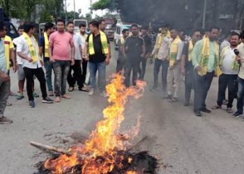 ছয় জনগোষ্ঠীক জনজাতিকৰণৰ মৰ্যাদা প্ৰদানৰ ক্ষেত্ৰত চৰকাৰৰ প্ৰতাৰণাঃ বঙাইগাঁৱত ৰাজপথত প্ৰধানমন্ত্ৰী,জনজাতি পৰিক্ৰমা মন্ত্ৰী তথা মুখ্যমন্ত্ৰীৰ পুত্তলিকা দাহ