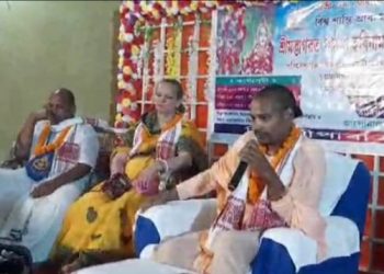 বিলাসীপাৰাত ৰাছিয়াৰ মহিলা, সলসলীয়াকৈ গালে শ্ৰীমদ্ভাগৱত গীতা