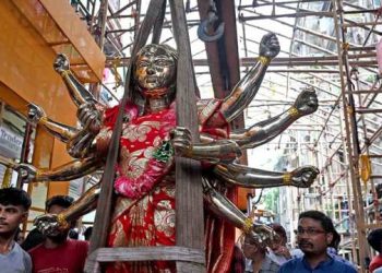 কলকাতাত ১০০০ কিলোগ্ৰাম ওজনৰ অষ্ট ধাতুৰ মূৰ্তিয়ে দৃষ্টি আকৰ্ষণ কৰিছে ভক্তৰ