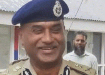 ডিঙি চেপি, বটলেৰে কাটি নিৰ্মমভাৱে হত্যা জম্মু-কাশ্মীৰৰ ডিজিপি(কাৰাগাৰ)ক; জ্বলাই দিয়াৰো চেষ্টা!
