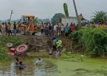 উত্তৰ প্ৰদেশত চন্দ্ৰিকা দেৱীৰ মন্দিৰৰ পৰা উভতি আহোতে পুখুৰীত বাগৰিল ট্ৰেক্টৰ ,২৬ গৰাকী ভক্তৰ মৃত্যু