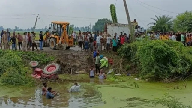 উত্তৰ প্ৰদেশত চন্দ্ৰিকা দেৱীৰ মন্দিৰৰ পৰা উভতি আহোতে পুখুৰীত বাগৰিল ট্ৰেক্টৰ ,২৬ গৰাকী ভক্তৰ মৃত্যু