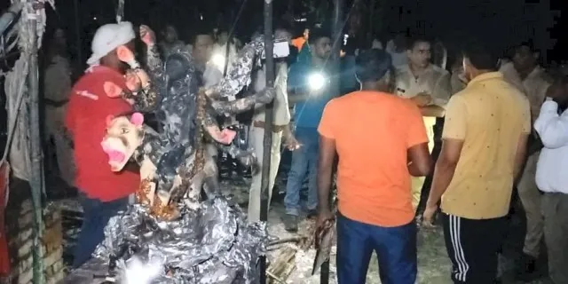 দুৰ্গা পূজাৰ মণ্ডপত বিধ্বংসী অগ্নিকাণ্ড: দুগৰাকী মহিলা, তিনি শিশু নিহত; আহত কমেও ৬০ জন