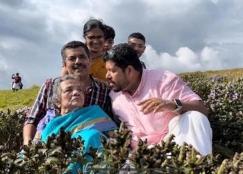 মাতৃ স্নেহঃ হেঁপাহৰ নীলাকুৰিঞ্জিৰ ফুল দেখুৱাবলৈ ৮৭ বছৰীয়া মাতৃক পাহাৰৰ শিখৰলৈ কোলাত তুলি নিলে দুই পুত্ৰই