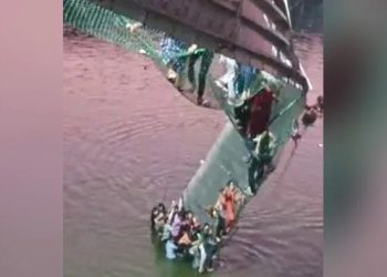 Gujarat Bridge Collapse: ছট পূজাত গুজৰাটত দলং খহি পৰি ভয়ংকৰ দুৰ্ঘটনা; মৃত্যুৰ সংখ্যা ৯১ লৈ বৃদ্ধি
